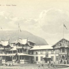 Postkort med motiv frå Dalen hotel frå rundt 1910. Vest-Telemark museum: VTM.F.07637